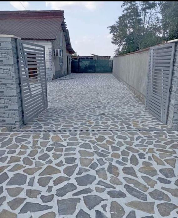 Vand si montez piatra naturala ma deplasez in toata tara