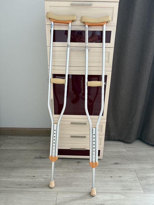 Продам костыли 2шт, 8000