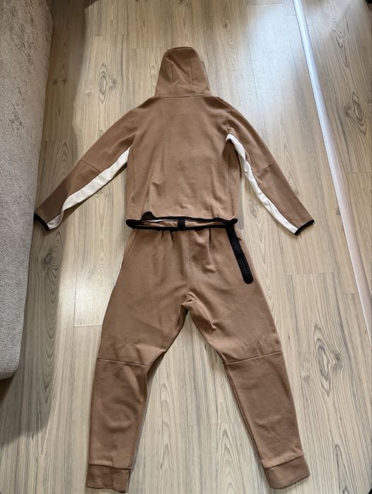 Nike Tech в цвят карамел