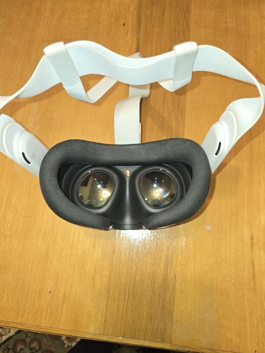 Meta Quest 2 – Experiență VR Premium, Stare Impecabilă