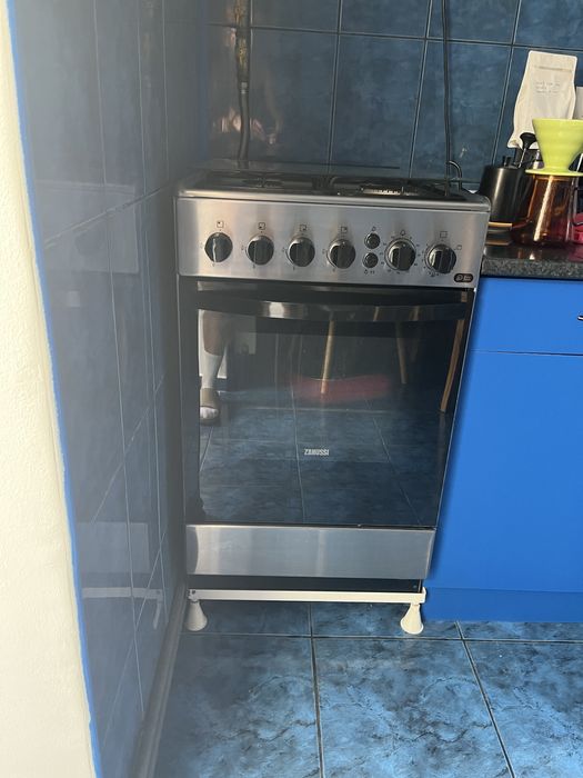 Mobila de bucatarie completa , aragaz nu prea folosit , hota hansa, masa cu 4 scaune picioare de metal facuta pe comanda .