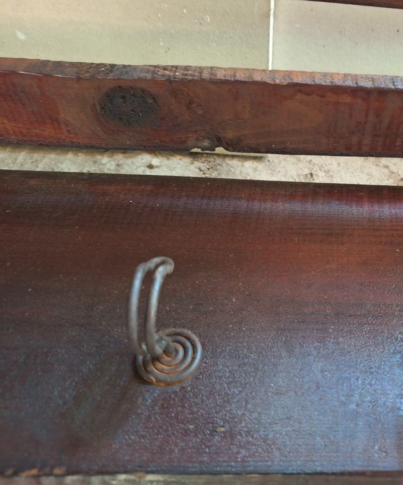 Дървена стенна закачалка