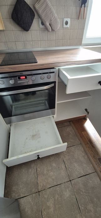 Кухня с мивка , котлони и аспиратор