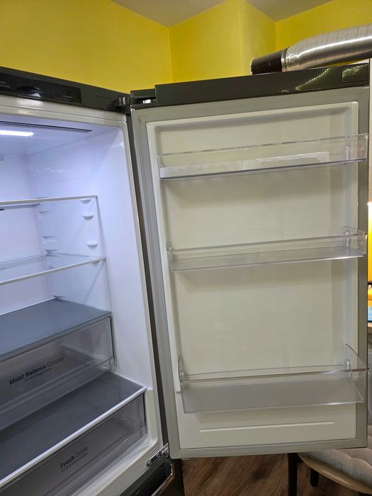 Хладилник с долен фризер