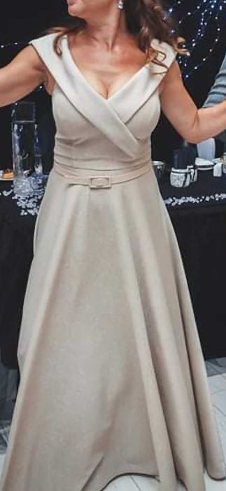 Бежова официална рокля М размер