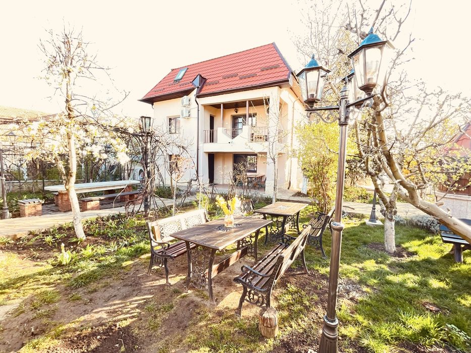 Inchiriez Vila (cca. 750 mp, cu Demisol)