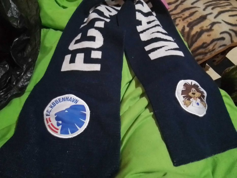 Продавам колекционерски футболни шалове!12 лв.бр.