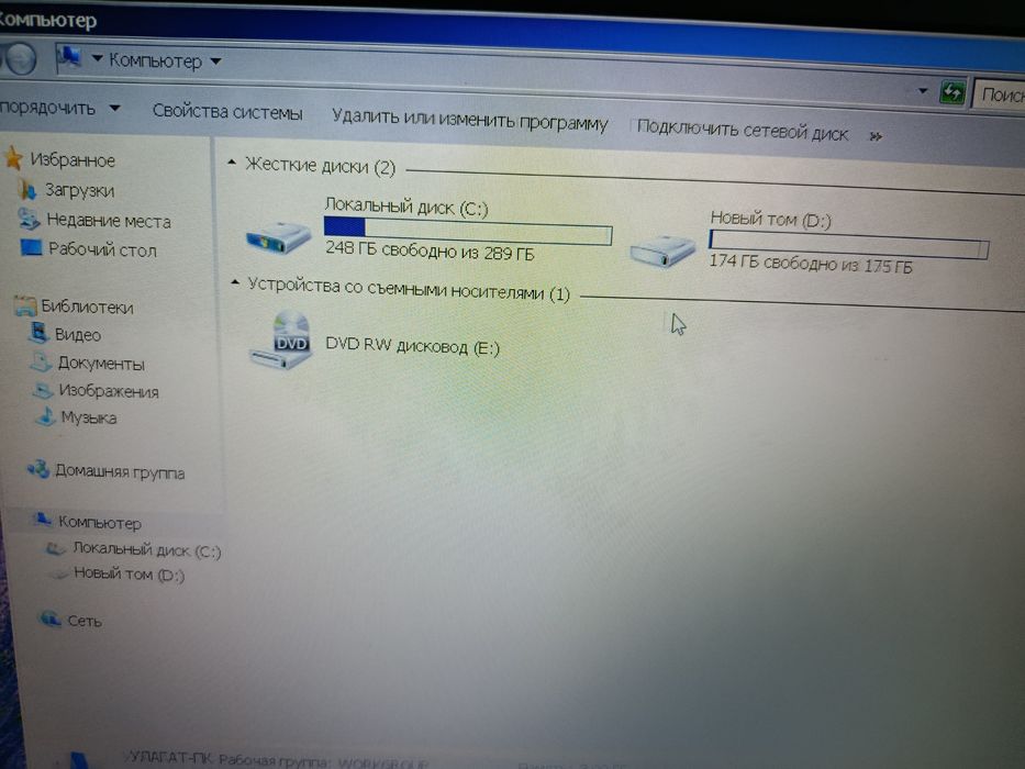 Ноутбук и наушник с мукрофоном