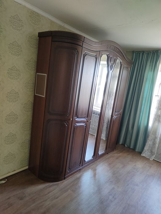 Стол и шкаф в среднем состоянии