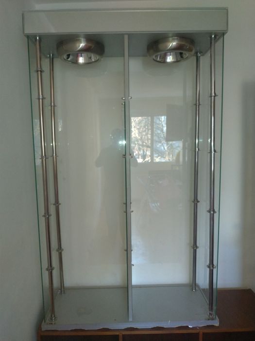 Vitrina de sticlă si oglinzi  cu structura metalica