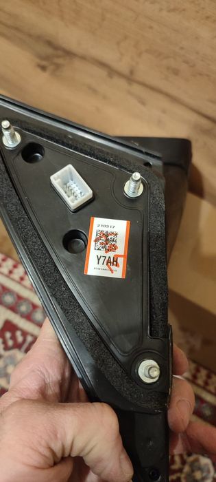 Продам правое зеркало Hyundai Accent