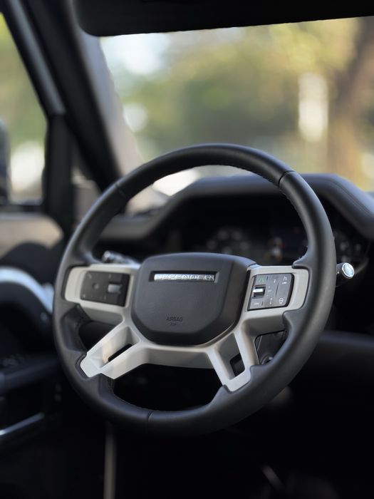 Land Rover Defender P300 4x4