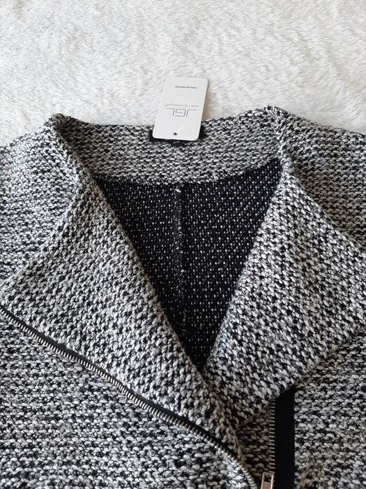 Дамско сако тип букле.