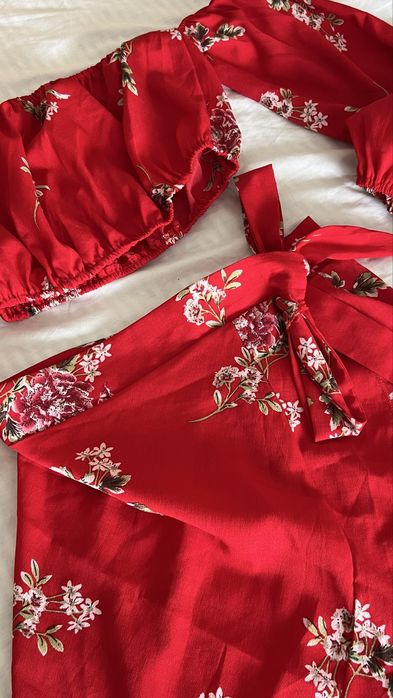 Комплект с топ и пола с отворени рамене от 2 части. Размер XS