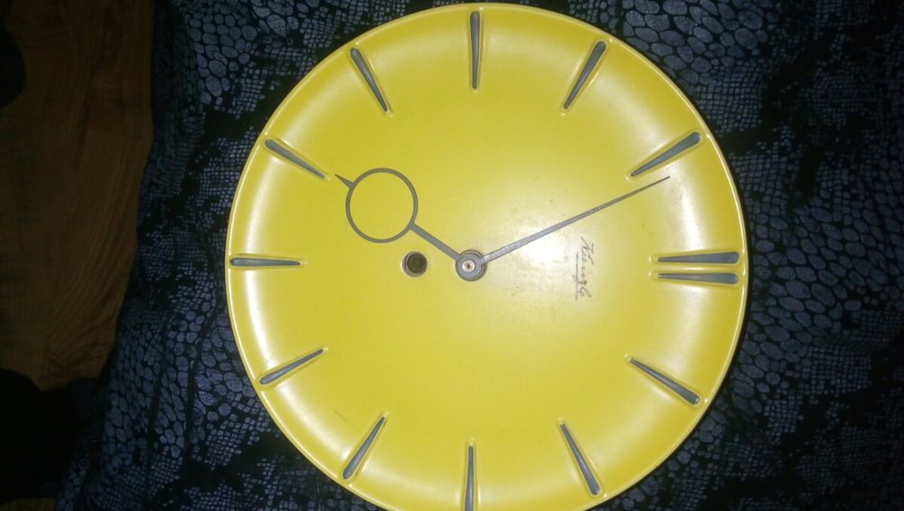 Стенен часовник направен от порцелан