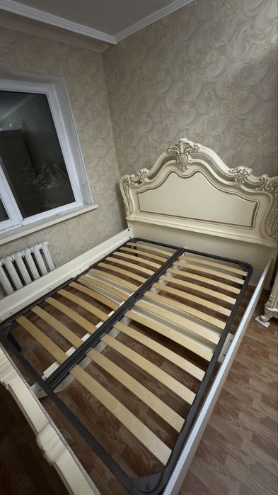 Спальный кроват и шкаф