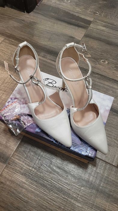 Офицялни бели обувки