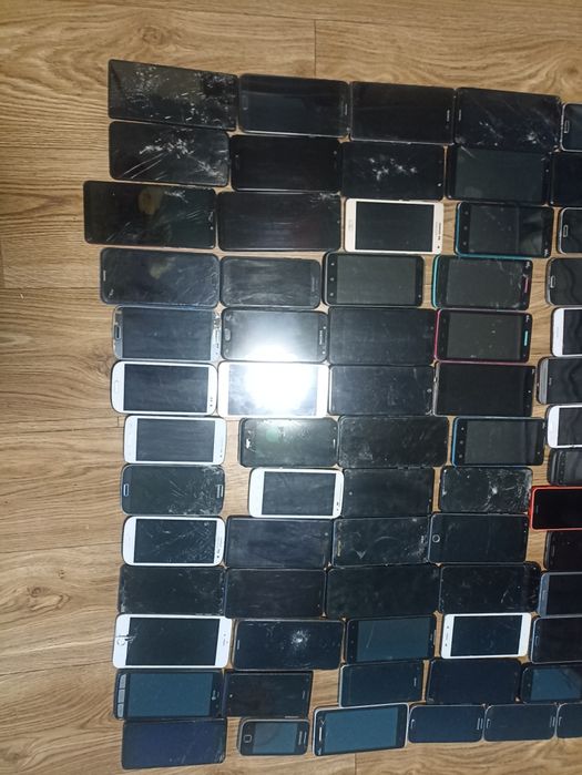 Vând lot 101 telefoane de piese