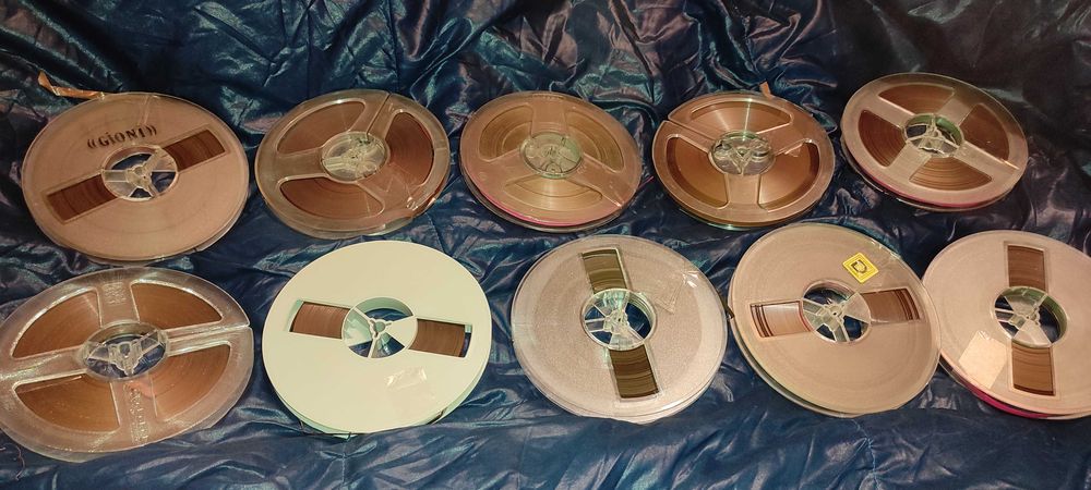 10 role rola magnetofon cu banda 
diametrul la rola 15 cm = 150 RON
