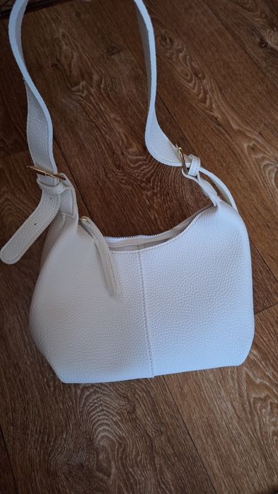 Бяла дамска чанта