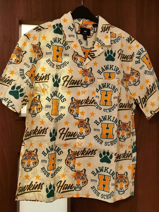 Camasa H&M Stranger Things – Hawkins High School – stare impecabila