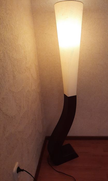 Продам светильник напольный