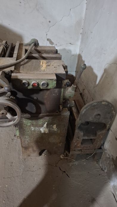 Токарный станок   в рабочем состоянии