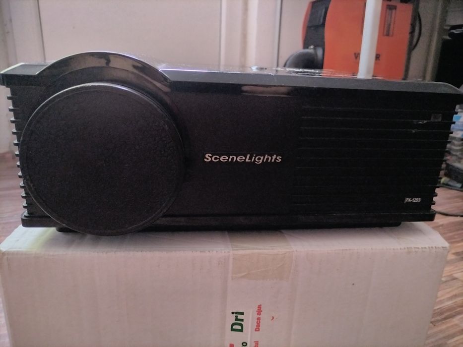 Proiector în perfectă stare atât estetica cât și funcțională