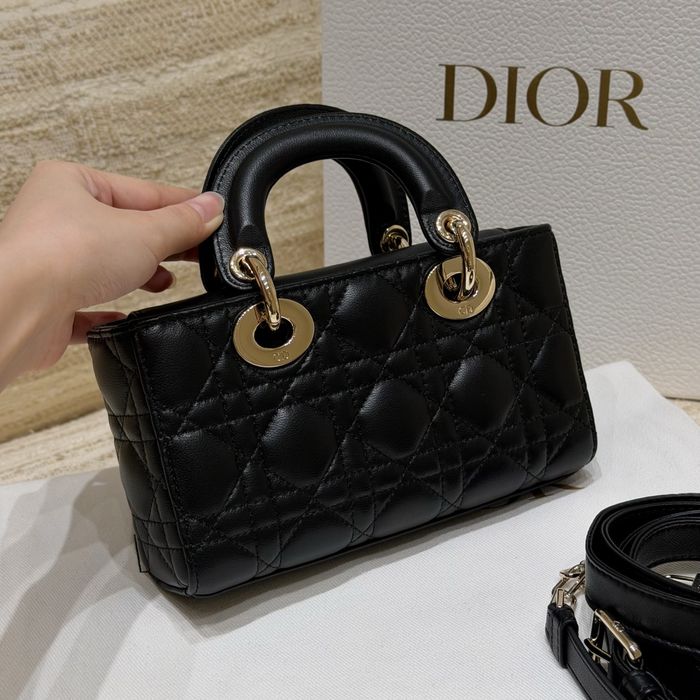 Geantă model Dior D-Joy