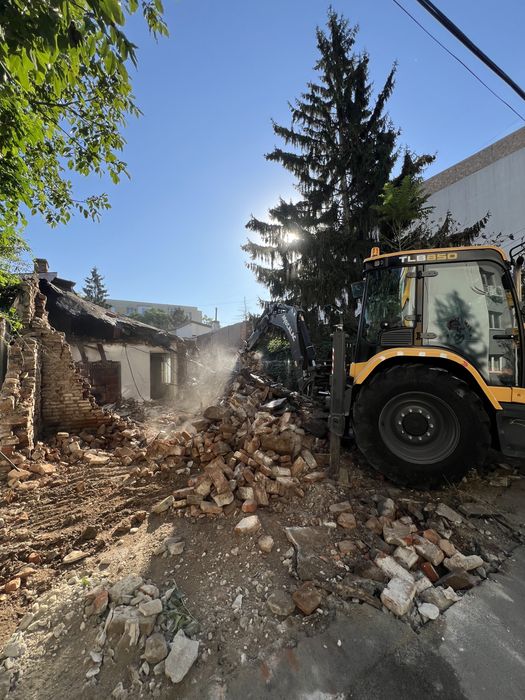 Evacuam moloz. Demolari. Pamant vegetal