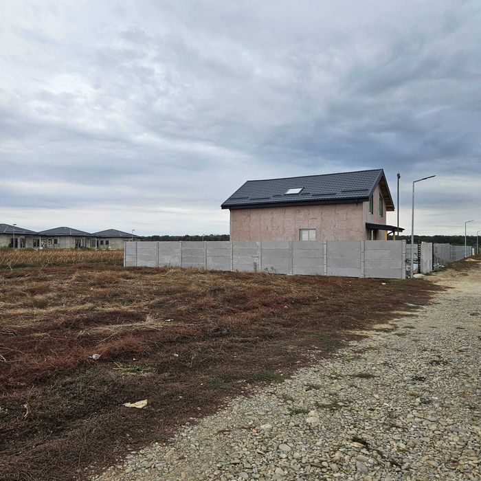 Loturi de casa 400 mp cu utilitati, langa padure, str.Salciei Sabareni