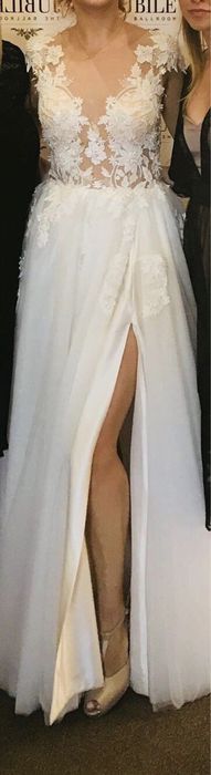 Vând rochie de mireasa frumoasa despicata pe picior