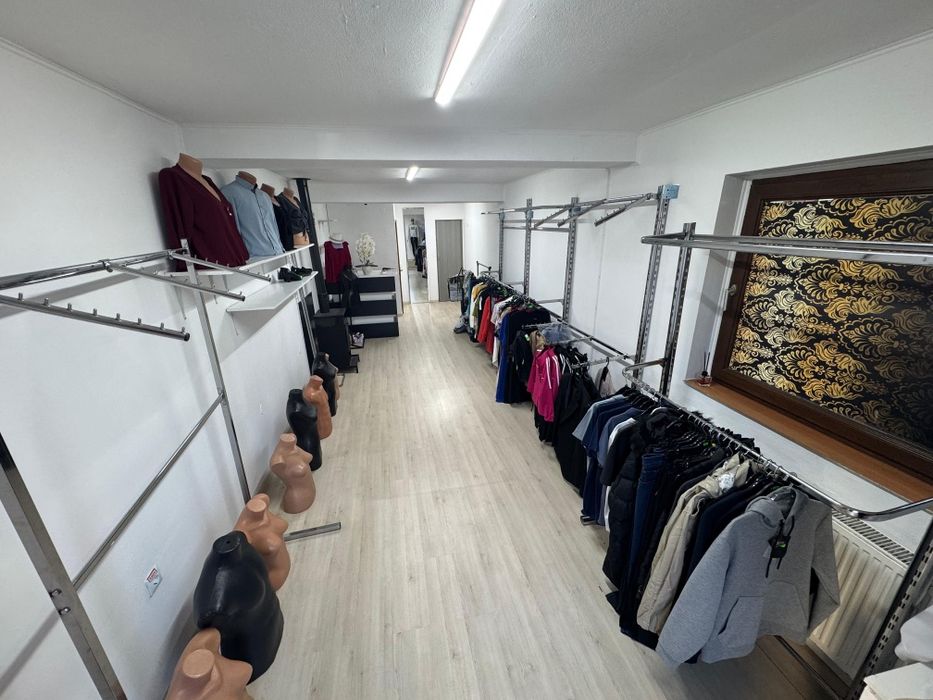 Vând mobilier complet pentru magazin de haine