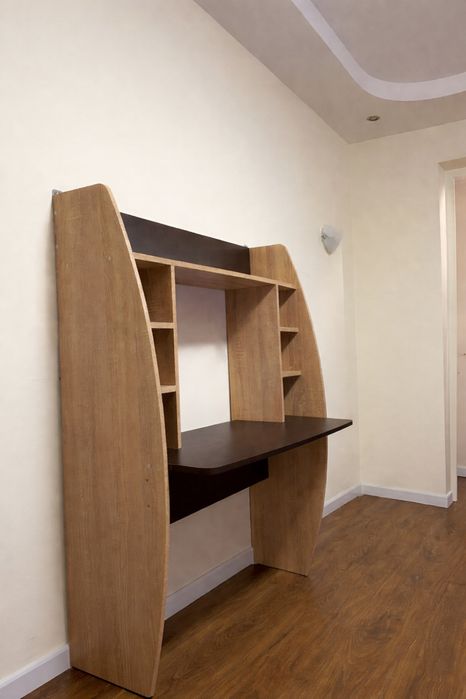 Кафяво бюро с етажерки