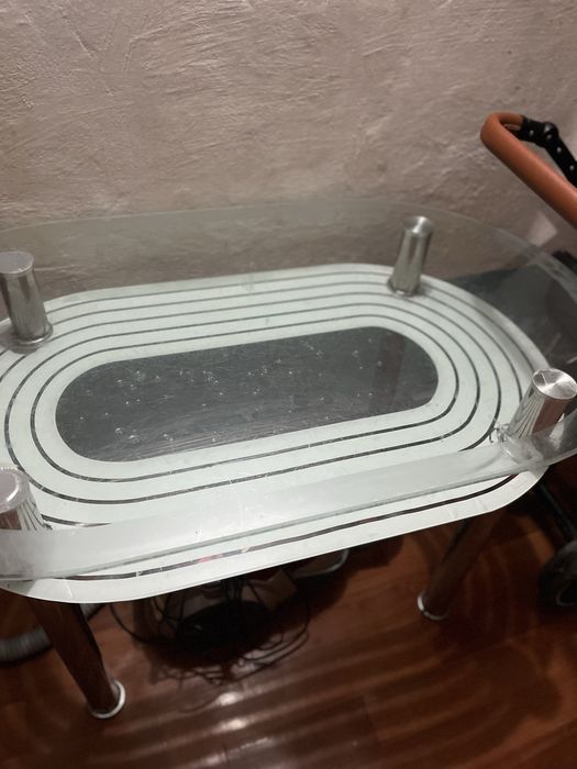 Продам стеклянный стол