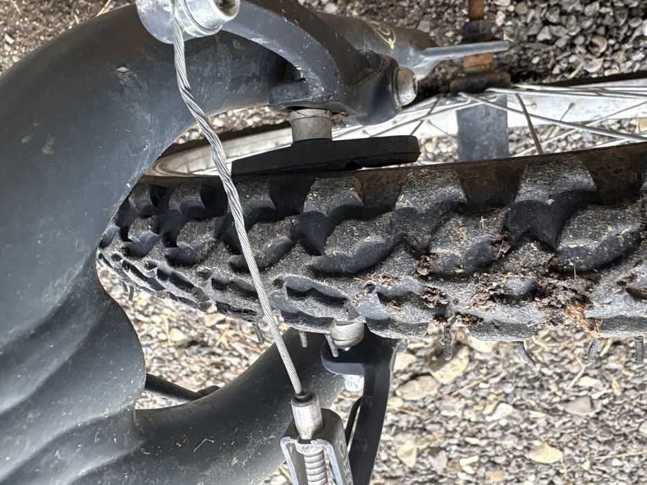 Vand bicicleta BMX cauciucu pe spate este de schimbat si bureti de la frâne in rest bună