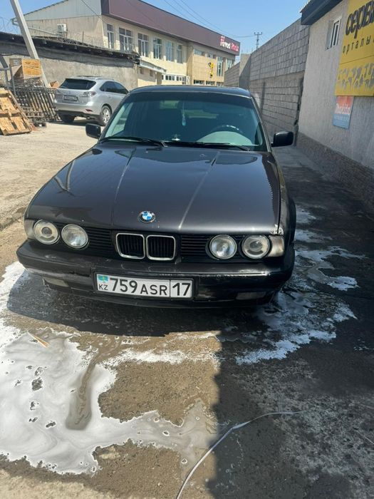 БМВ е34 черного цвета