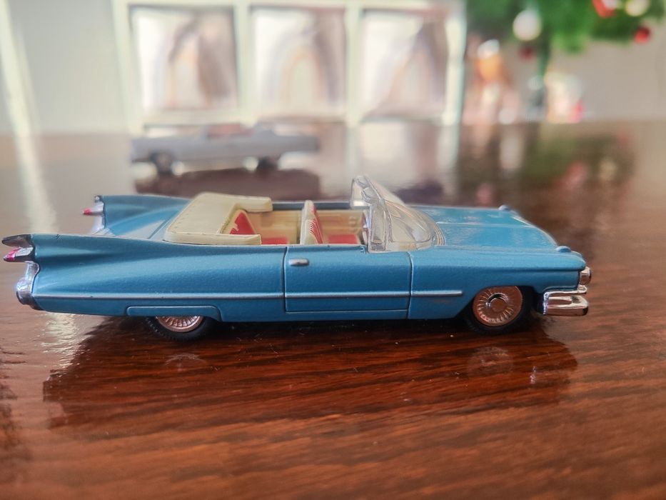2 бр. Cadilac 1/43