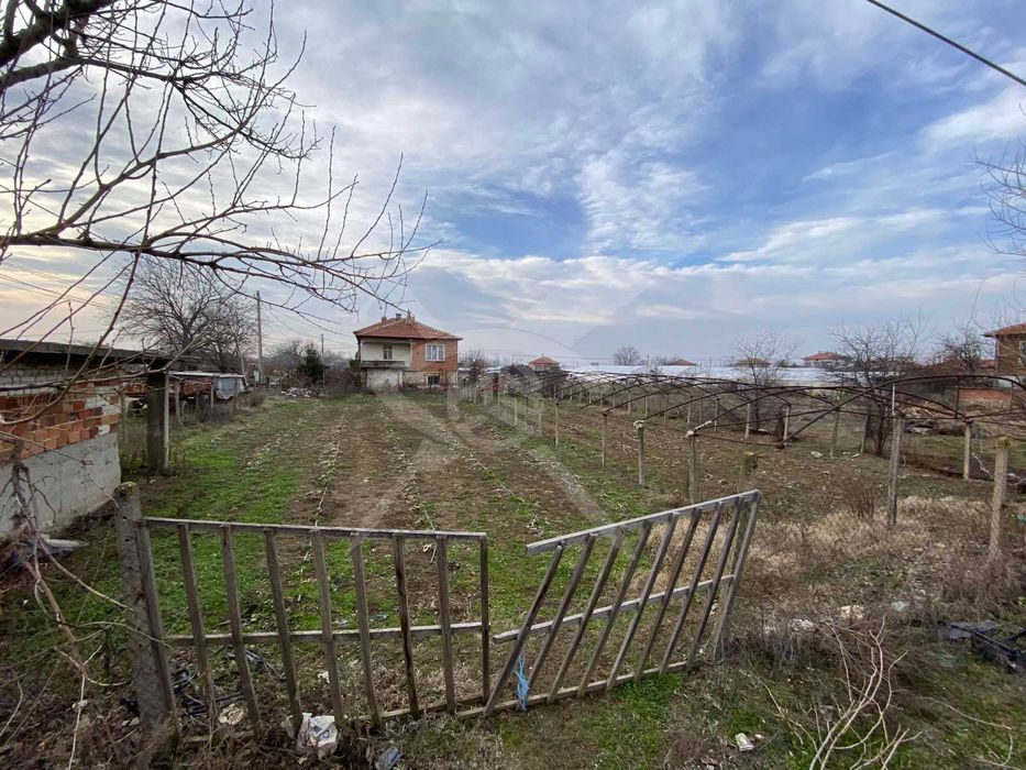 Парцел в Маноле. Регулация, ток, вода, канализация.