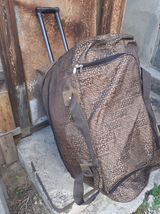 Дорожная сумка на колёсиках.