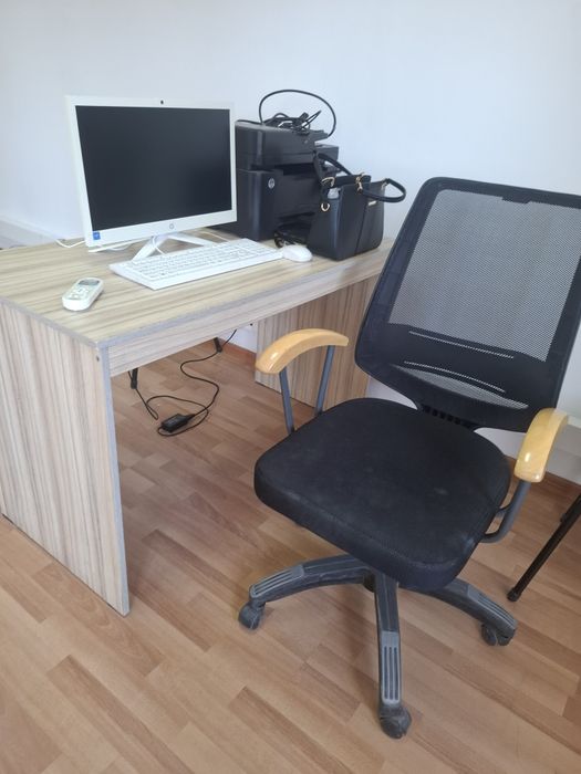 Продам 2 стола офисные