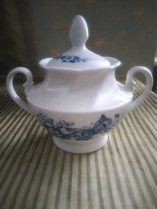 Сахарницв и завврной чайник