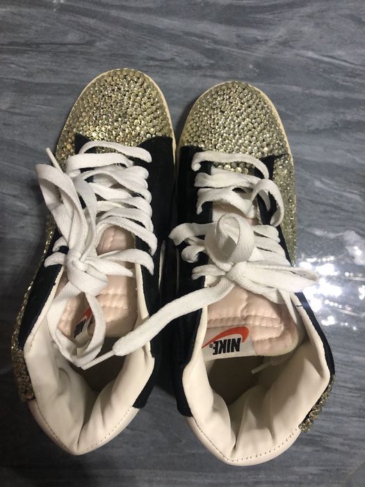 лимитирани кецове на Nike с камъни