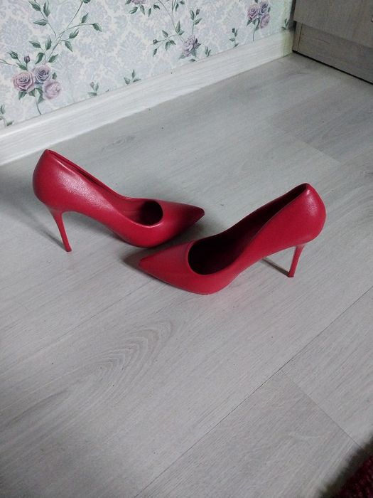 Красные туфли  срочно  37 размер маломерят