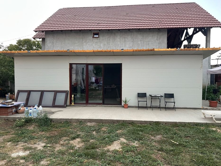 Vand constructie din fier cu panouri