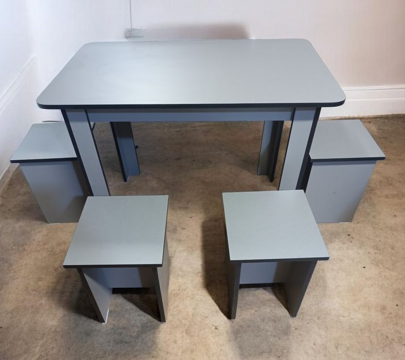 Стол с табуретками