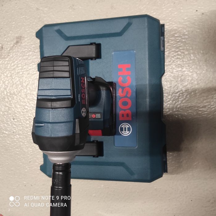 Pistol de impact BOSCH cu 2 acumulatori