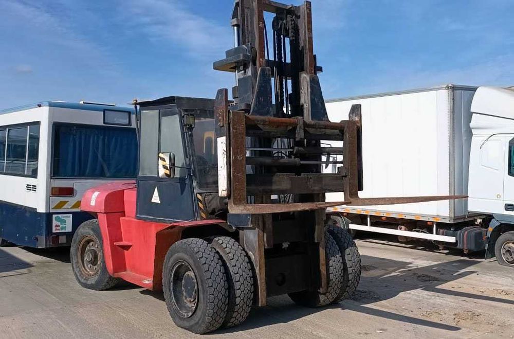 Inchirieri Stivuitoare 4x4 Sarcina 2 - 27 Tone. Inchiriez Stivuitor.