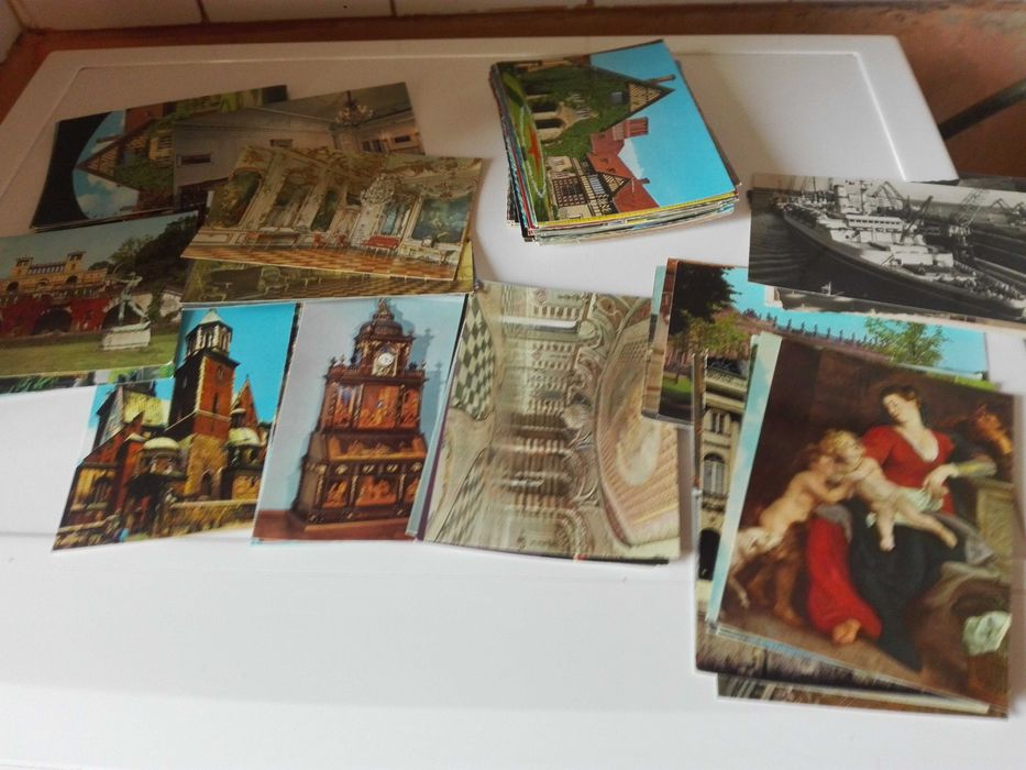 Метална количка и лот пощенски картички.