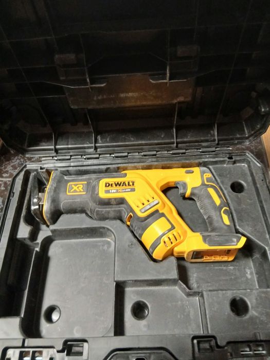 Fierăstrău sabie pe  acumulator DeWALT DCS367 18V XR + Valiză de transport TSTAK